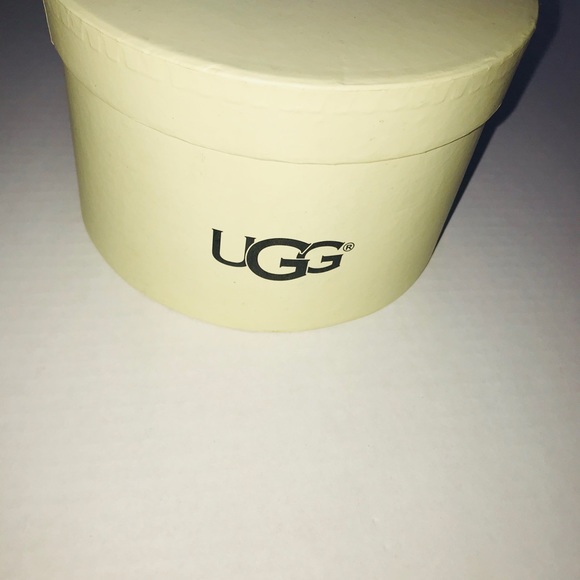 SOLD!! NWT Ugg Classic Sheepskin Earmuffs - Picture 6 of 6